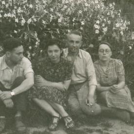 Rodzice z siostrą autora i szwagrem. Leśniki 1942