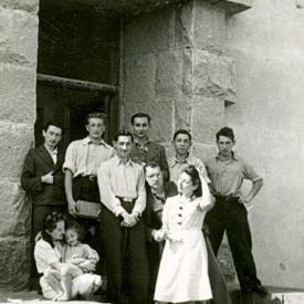 Młodzież przed budynkiem Muzeum Karaimskiego. Troki 1943.